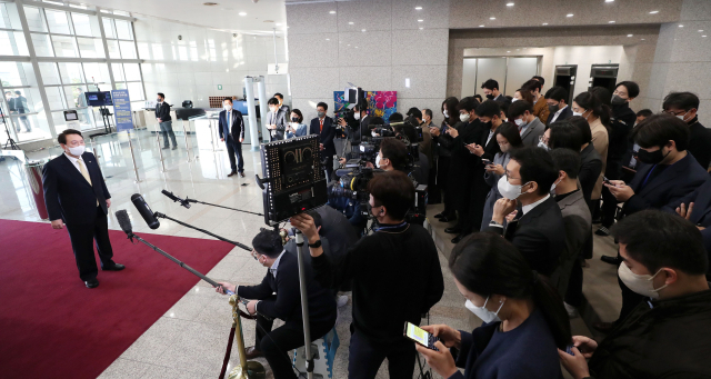윤석열 대통령이 18일 오전 서울 용산 대통령실 청사로 출근, 기자들과 질의응답을 하고 있다. 연합뉴스