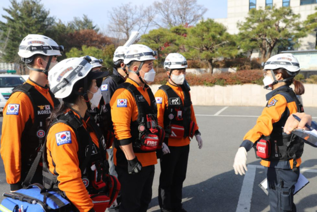 예천소방서 관계자들이 지진 시 발생할 수 있는 복합재난 발생에 대비한 긴급구조종합훈련을 하고 있다. 윤영민 기자