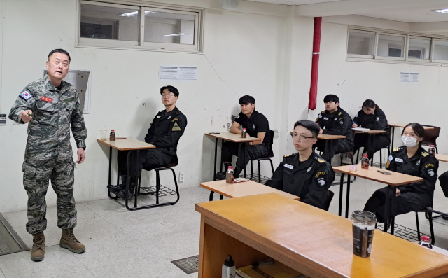 권준환 예비역 소령이 경북과학대 군사학과 학생을 대상으로