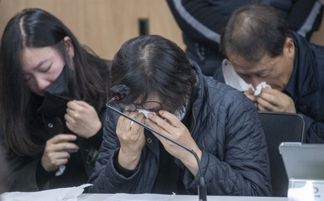이태원 참사 유가족들이 22일 오전 서울 서초구 민주사회를 위한 변호사모임(민변)에서 입장발표 기자회견에서 오열하고 있다. 연합뉴스
