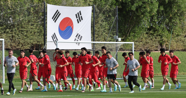 2022 카타르 월드컵에 출전하는 대한민국 축구 국가대표팀 선수들이 지난 16일 오전(현지시간) 카타르 도하의 알에글라 훈련장에서 러닝을 하며 몸을 풀고 있다. 연합뉴스