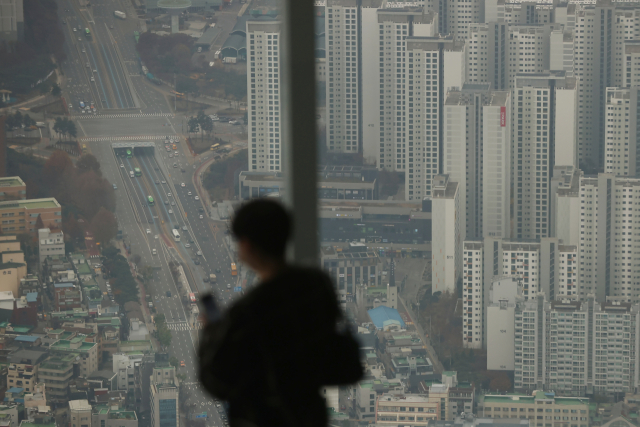 21일 서울 송파구 롯데월드타워 전망대 서울스카이에서 바라본 서울 시내 아파트 모습. 연합뉴스
