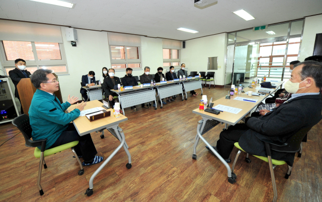 경북 군위군이 보훈·안보 단체와 대구 군부대 이전에 대한 간담회를 열고 있다. 군위군 제공