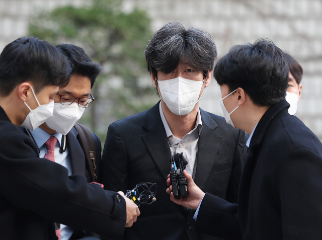 남욱 변호사가 21일 오전 서울 서초구 서울중앙지방법원에서 열린 대장동 개발 사업 로비·특혜 의혹 관련 1심 속행 공판에 출석하고 있다. 남 변호사는 이날 구속기간 만료로 석방돼 불구속 상태로 재판을 받게 됐다. 연합뉴스