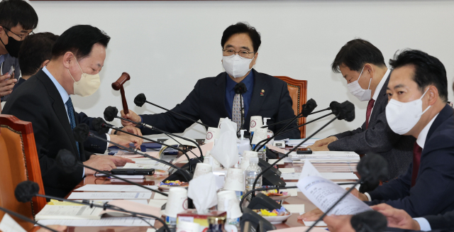 22일 오전 서울 여의도 국회에서 열린 예산결산특별위원회 제3차 예산안등조정소위원회에서 소위원장인 우원식 예결위원장이 의사봉을 두드리고 있다. 연합뉴스