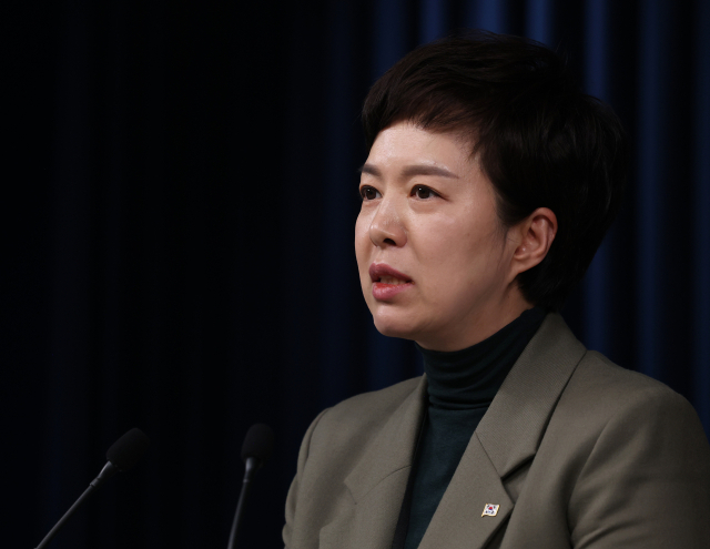 김은혜 대통령실 홍보수석이 22일 오후 서울 용산 대통령실 청사 브리핑룸에서 윤석열 대통령의 국무회의 발언과 한중 정상회담 당시의 발언 등과 관련해 브리핑을 하고 있다. 연합뉴스