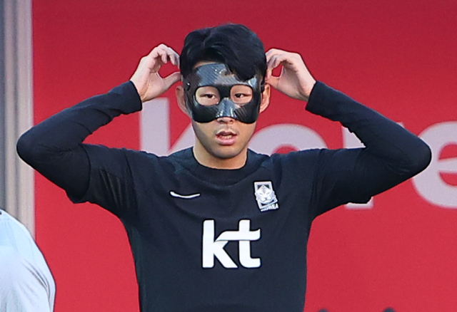 2022 카타르 월드컵 대표팀 손흥민이 21일(현지시간) 카타르 도하 알에글라 훈련장에서 마스크를 쓰며 훈련을 준비하고 있다. 연합뉴스