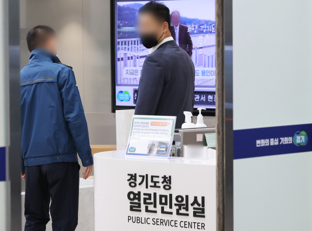 서울중앙지검은 22일 더불어민주당 이재명 대표의 최측근인 정진상 대표실 정무조정실장이 근무한 경기도청을 압수수색 중이다. 검찰은 이날 오후 경기도청에 검사와 수사관을 보내 정 실장이 2018년∼2021년 도지사 비서실 정책실장으로 일했을 당시 도청 직원들과 주고받은 이메일 기록 등을 확보하고 있다. 사진은 압수수색이 진행 중인 경기도청 모습. 연합뉴스