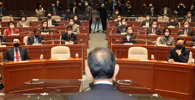 국민의힘 의원들이 23일 오전 서울 여의도 국회에서 열린 의원총회에서 주호영 원내대표 발언을 듣고 있다. 연합뉴스
