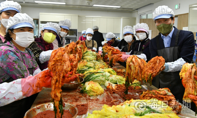 한국생활개선 경산시연합회 회원과 조현일 경산시장이 23일 김장김치를 담가 홀몸노인과 저소득층 가구에 전달했다. 경산시 제공