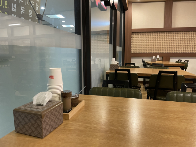 대구 중구 반월당역 인근의 종이컵을 사용하는 한 국밥집. 국밥집 사장님은
