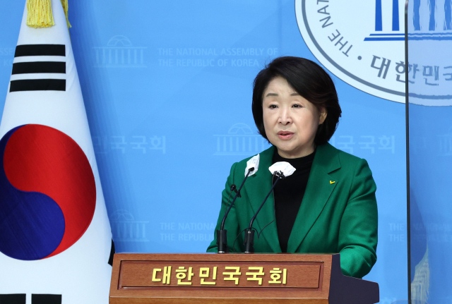 정의당 심상정 의원이 23일 국회 소통관에서 국민 신뢰 회복을 위한 국회개혁 5대 법안 발의 기자회견을 하고 있다. 연합뉴스