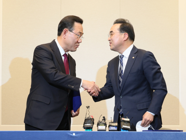 국민의힘 주호영(왼쪽)·더불어민주당 박홍근 원내대표가 23일 오후 국회에서 기자회견을 열고 
