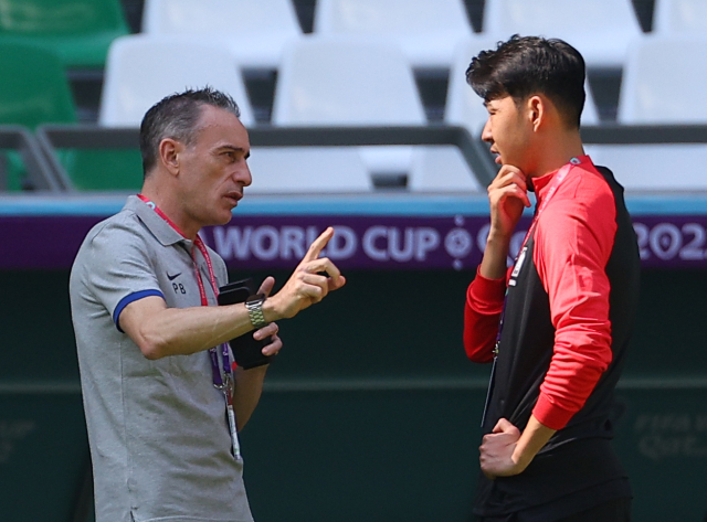2022 카타르 월드컵에 출전하는 대한민국 축구대표팀의 파울루 벤투 감독과 손흥민이 지난 21일 오전(현지시간) 결전지인 카타르 알라이얀의 에듀케이션 시티 스타디움을 답사하던 중 대화를 나누고 있다. 연합뉴스