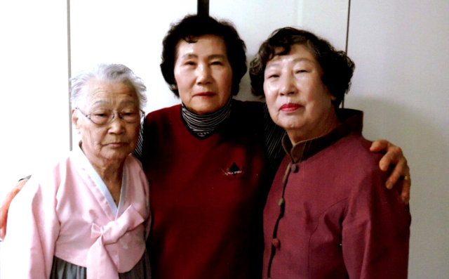 최순자 씨의 큰언니 고 최순남 씨가 살아계실 때 세 자매가 함께 찍은 사진. 사진 제일 왼쪽이 고 최순남 씨, 제일 오른쪽이 최순자 씨. 최순자 씨 제공.
