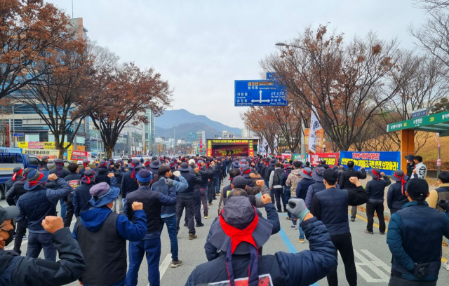 24일 오전 경북 구미시청 앞에서 화물연대 대경본부 노조원 500여 명이