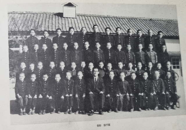 1962년 지례초등학교 졸업사진. 지례초등학교 제공