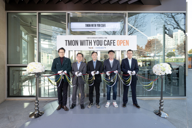23일 서울 강남구 가로수길 티몬 본사 1층에 위치한 TWUC(툭) 개점식에서 주요 참석자들이 기념 촬영을 하고 있다. 왼쪽부터 한국장애인고용공단 홍성훈 서울동부지사장, 차정훈 고용촉진이사, 티몬 류광진 대표, 이수현 경영지원본부장, 리빈코리아 이해광 대표. 티몬 제공.