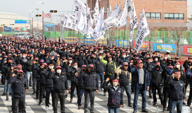 24일 오전 울산신항 앞에서 열린 민주노총 공공운수노조 화물연대본부 울산지역본부의 총파업 출정식에서 조합원들이 구호를 외치고 있다. 연합뉴스