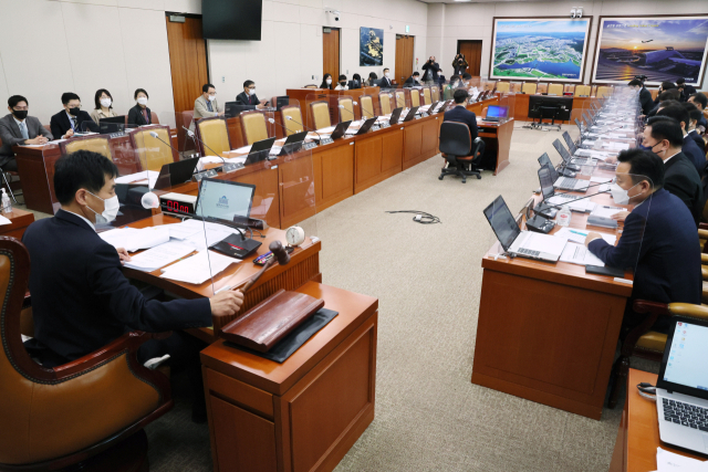 24일 오전 국회에서 열린 국토교통위원회 전체회의에서 여당의 불참 속에 이른바 