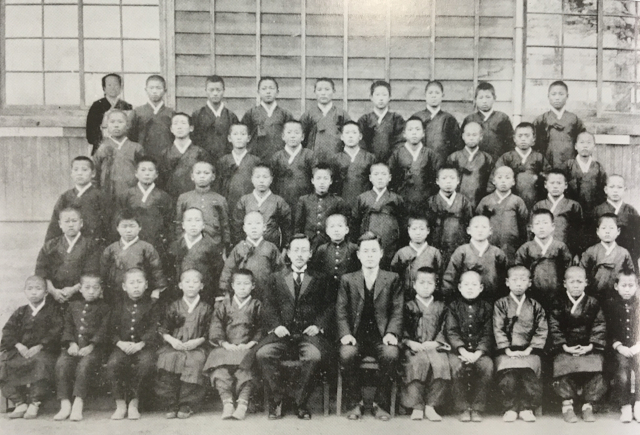 김천초 20회 졸업사진(1927년). 김천초등학교 제공
