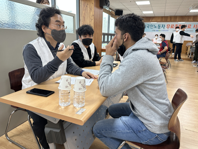 대구시의사회는 대구외국인노동자지원센터에서 근로자 100여 명을 상대로 무료 진료를 실시했다. 대구시의사회 제공