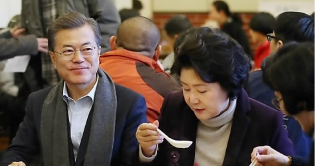 정상회담을 위해 중국 방문 중 혼밥하고 있는 문재인 전 대통령 부부. 당시 문재인 대통령 부부는 