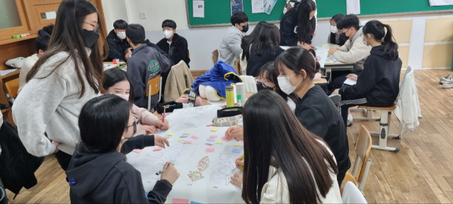 대구 달서구 월암중학교 3학년 학생들이 중학교 시절 얻은 성공 경험을 기록해 친구들과 공유하고 있다. 대구시교육청 제공