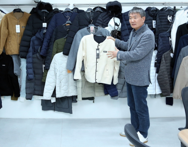 경기도 하남시 소재 본사에서 겨울 의류의 기능을 설명하고 있는 임종현 대표. 이무성 객원기자
