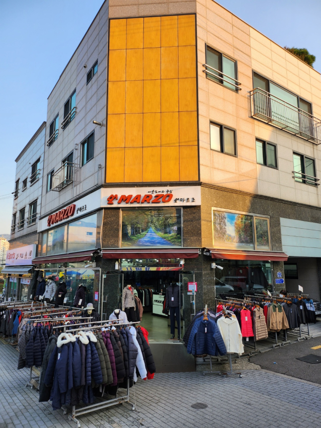 세계에서 등산객이 가장 많은 곳으로 이름난 서울 도봉산 입구에 있는 매장 전경. 미래베이직코리아 제공.