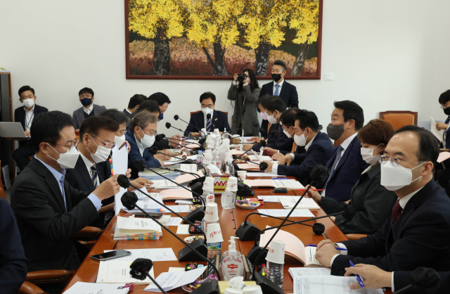 우원식 예결위원장이 25일 국회에서 열린 예결위 제1차 2023년도예산안등조정소위원회를 주재하고 있다. 연합뉴스