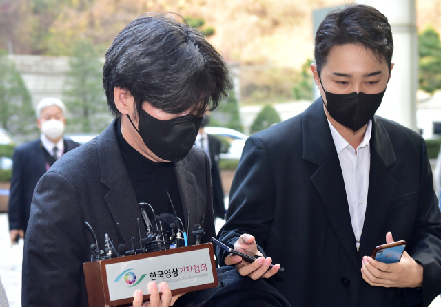 남욱 변호사가 25일 오전 서울 서초구 서울중앙지방법원에서 열린 대장동 개발 사업 로비·특혜 의혹 관련 1심 속행 공판에 출석하기 위해 법정으로 향하고 있다. 연합뉴스