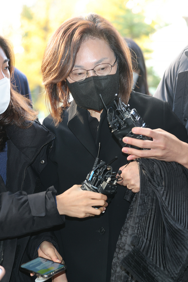 박희영 용산구청장이 18일 오전 서울 마포구 이태원 사고 특별수사본부(특수본)에서 피의자 신분으로 조사받기 위해 출석하고 있다. 박 구청장은 핼러윈 기간 안전사고 예방대책 마련을 소홀히 하고 참사에 부적절하게 대처한 혐의 등으로 지난 7일 입건됐다. 연합뉴스