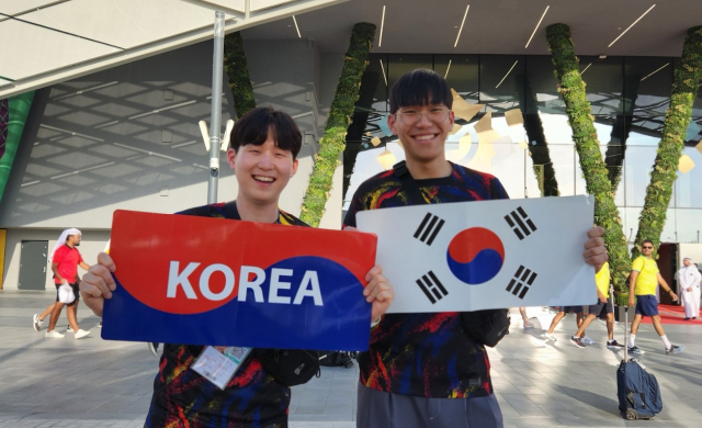 24일 카타르 알라이얀의 에듀케이션 시티 스타디움에서 만난 손지협(28·왼쪽)씨와 김홍원(28) 씨. 둘은 한국과 우루과이 경기를 보기 위해 대구에서 카타르로 날아왔다. 신중언 기자