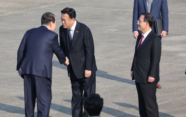 윤석열 대통령이 지난 11일 오전 아세안(ASEAN·동남아국가연합) 관련 정상회의 및 주요20개국(G20) 정상회의 등 다자회의 참석을 위해 성남 서울공항에 도착, 공군 1호기로 향하며 국민의힘 정진석 비상대책위원장(왼쪽부터), 주호영 원내대표등 환송 인사들과 악수하는 모습. 연합뉴스