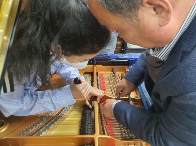 삼성문화재단과 한국피아노조율사협회의 조율사 양성 심화과정 모습. 삼성문화재단 제공