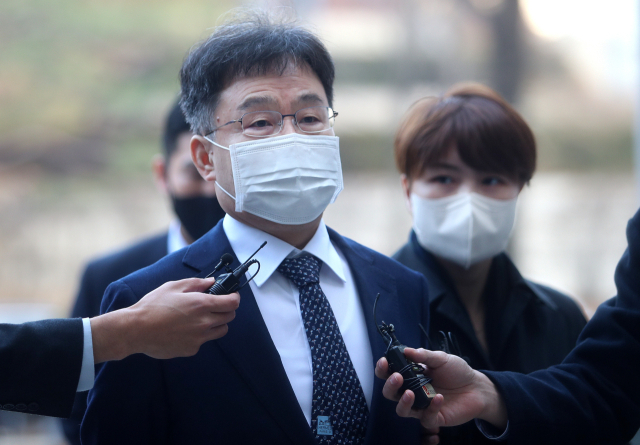 화천대유자산관리 대주주 김만배 씨가 지난 25일 오전 서울 서초구 서울중앙지방법원에서 열린 대장동 개발 사업 로비·특혜 의혹 관련 1심 속행 공판에 출석하기 위해 법정으로 향하고 있다. 연합뉴스