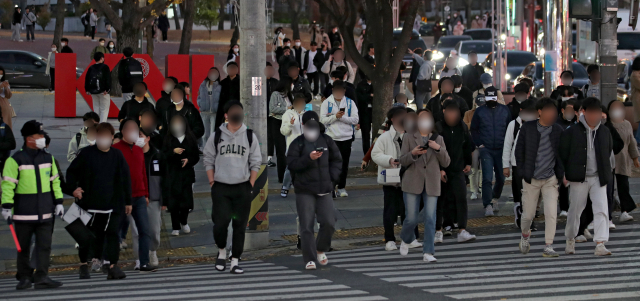지난해 11월 26일 대구 북구 경북대학교에서 실시된 논술고사(AAT)를 마친 수험생들이 교정을 나서고 있다. 김영진 기자 kyjmaeil@imaeil.com