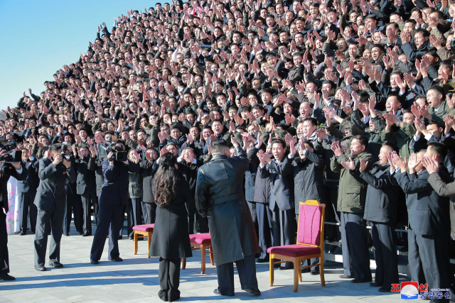 북한 김정은 국무위원장이 지난 18일 있었던 대륙간탄도미사일(ICBM) '화성-17형' 발사에 참여했던 공로자들과 기념사진을 찍고 그들의 노력을 평가했다. 조선중앙통신은 27일 