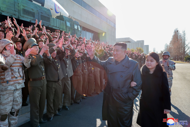 북한 김정은 국무위원장이 지난 18일 있었던 대륙간탄도미사일(ICBM) '화성-17형' 발사에 참여했던 공로자들과 기념사진을 찍고 그들의 노력을 평가했다. 조선중앙통신은 27일 