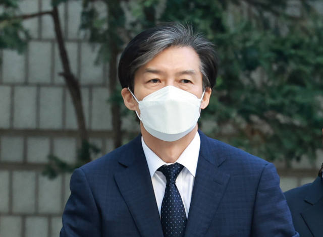 자녀 입시비리·감찰 무마 의혹을 받는 조국 전 법무부 장관이 지난 11월 18일 서울 서초구 서울중앙지방법원에서 열린 1심 속행 공판에 출석하고 있다. 연합뉴스