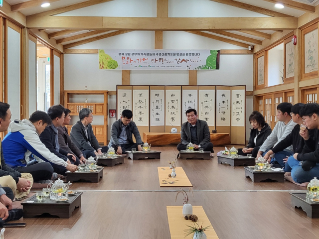 경북도는 지난 25일부터 1박2일 간 박정하 작업반장과 보조작업자 박모 씨 및 이들의 가족 등 10여 명을 초청해 국립산림치유원 산림치유캠프를 운영했다고 27일 밝혔다. 광부와 가족들이 다도 명상을 하고 있다. 경북도 제공