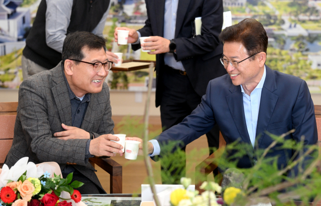 경북도는 지난 25일부터 1박2일 간 박정하 작업반장과 보조 작업자 박모 씨 및 이들의 가족 등 10여 명을 초청해 국립산림치유원 산림치유캠프를 운영했다고 27일 밝혔다. 생환 광부 작업반장인 박정하(사진 왼쪽) 씨가 이철우 경북도지사와 믹스커피를 마시고 있다. 경북도 제공