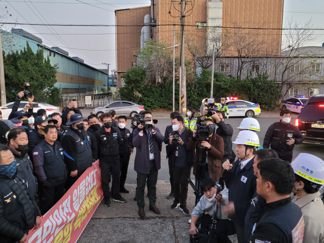 화물연대 파업에 참여한 노조원들이 26일 오후 5시 20분쯤 포항 철강재 운송업체 ㈜동방과 간담회를 마치고 나온 원희룡(사진 오른쪽 가운데) 국토교통부 장관을 향해 항의 시위를 벌였다. 노조원들과 원 장관이 대화하고 있다. 경북도 제공