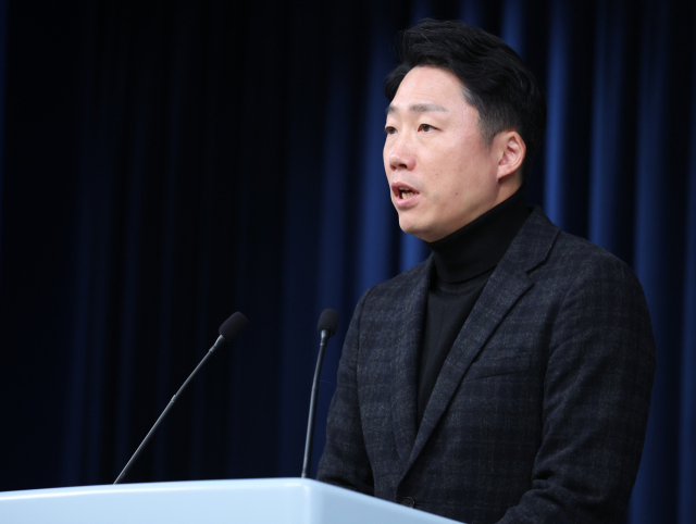이재명 대통령실 부대변인이 27일 오후 서울 용산 대통령실 청사에서 화물연대 총파업 등 현안 관련 브리핑을 하고 있다. 연합뉴스