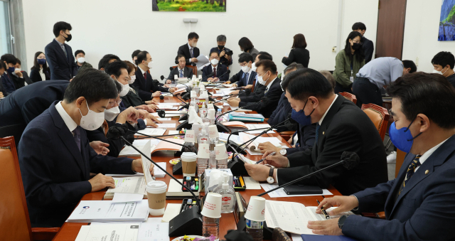 지난 25일 국회에서 열린 예결위 제1차 2023년도예산안등조정소위원회에서 참석 의원들이 예산안 자료를 보고 있다. 연합뉴스