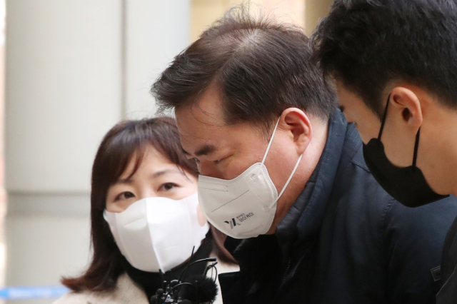 유동규 전 성남도시개발공사 본부장이 25일 오전 서울 서초구 서울중앙지방법원에서 열린 대장동 개발 사업 로비·특혜 의혹 관련 1심 속행 공판에 출석하기 위해 법정으로 향하고 있다. 연합뉴스