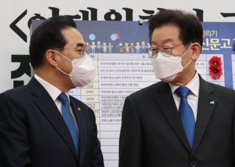 더불어민주당 이재명 대표와 박홍근 원내대표가 지난 25일 국회에서 열린 최고위원회의에서 대화하고 있다. 연합뉴스