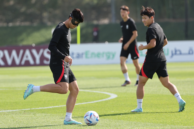 2022 카타르 월드컵 가나전을 하루 앞둔 27일 오후(현지시간) 축구대표팀의 손흥민 등 선수들이 카타르 도하 알에글라 훈련장에서 훈련하고 있다. 연합뉴스