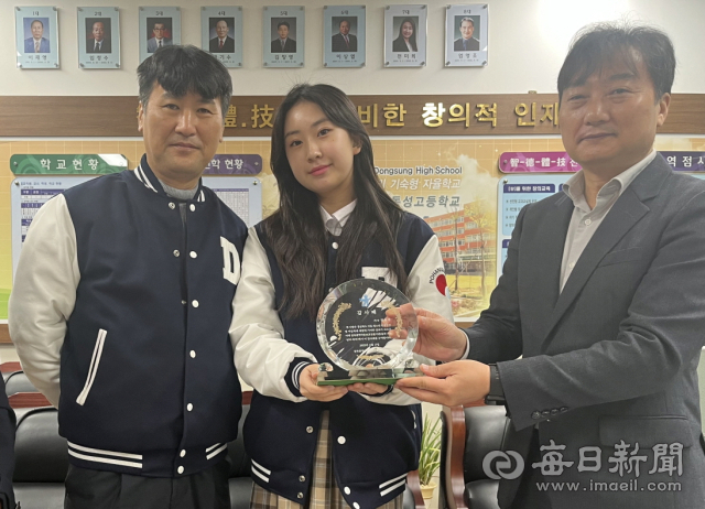 포항 출신 트롯가수 전유진양(가운데)이 지난 24일 